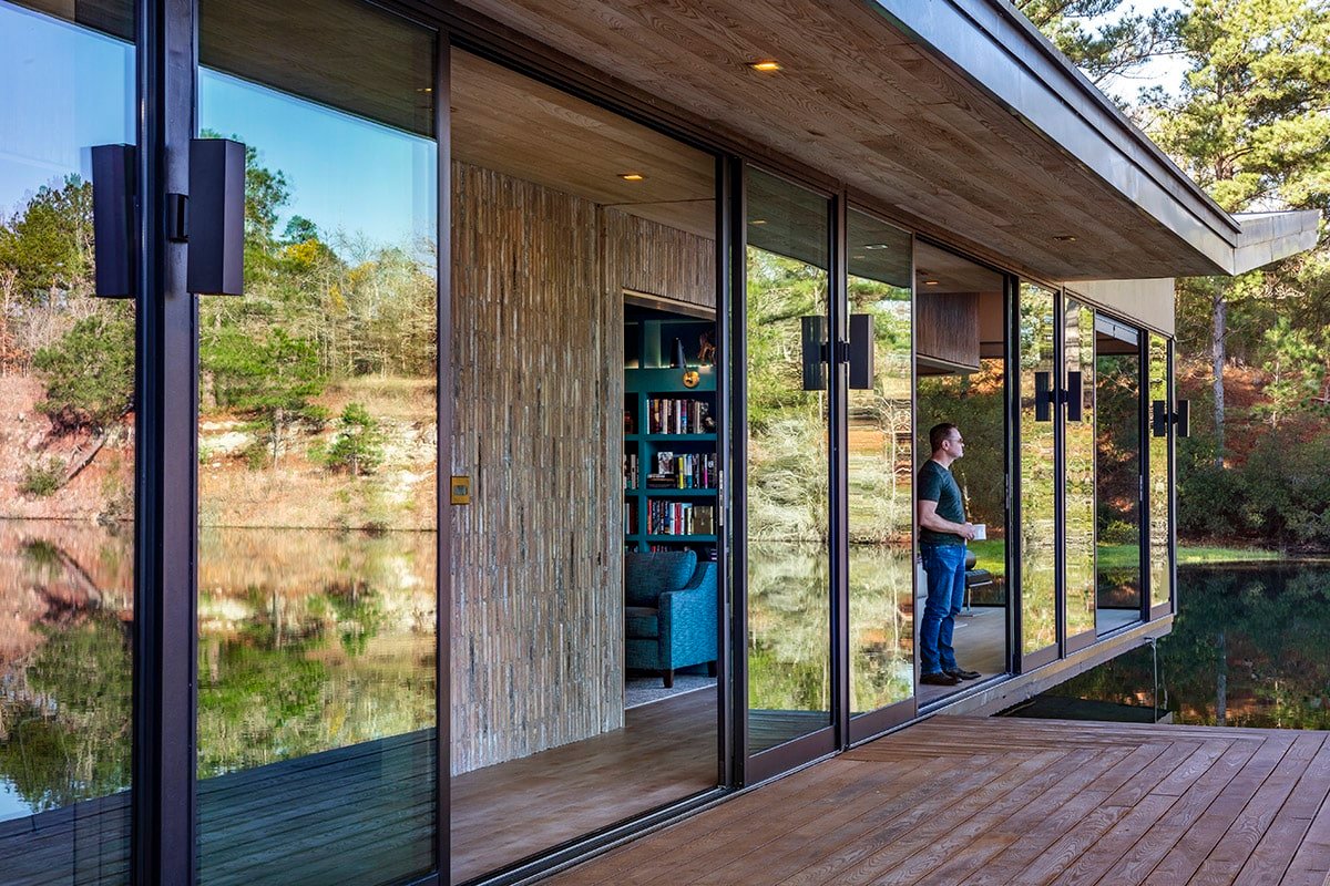 07-Gallery-Tx-Riverside-House-600-Hallway-Exterior-01